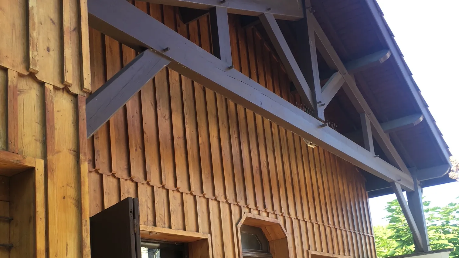 Maison habillée de bardage bois lasuré