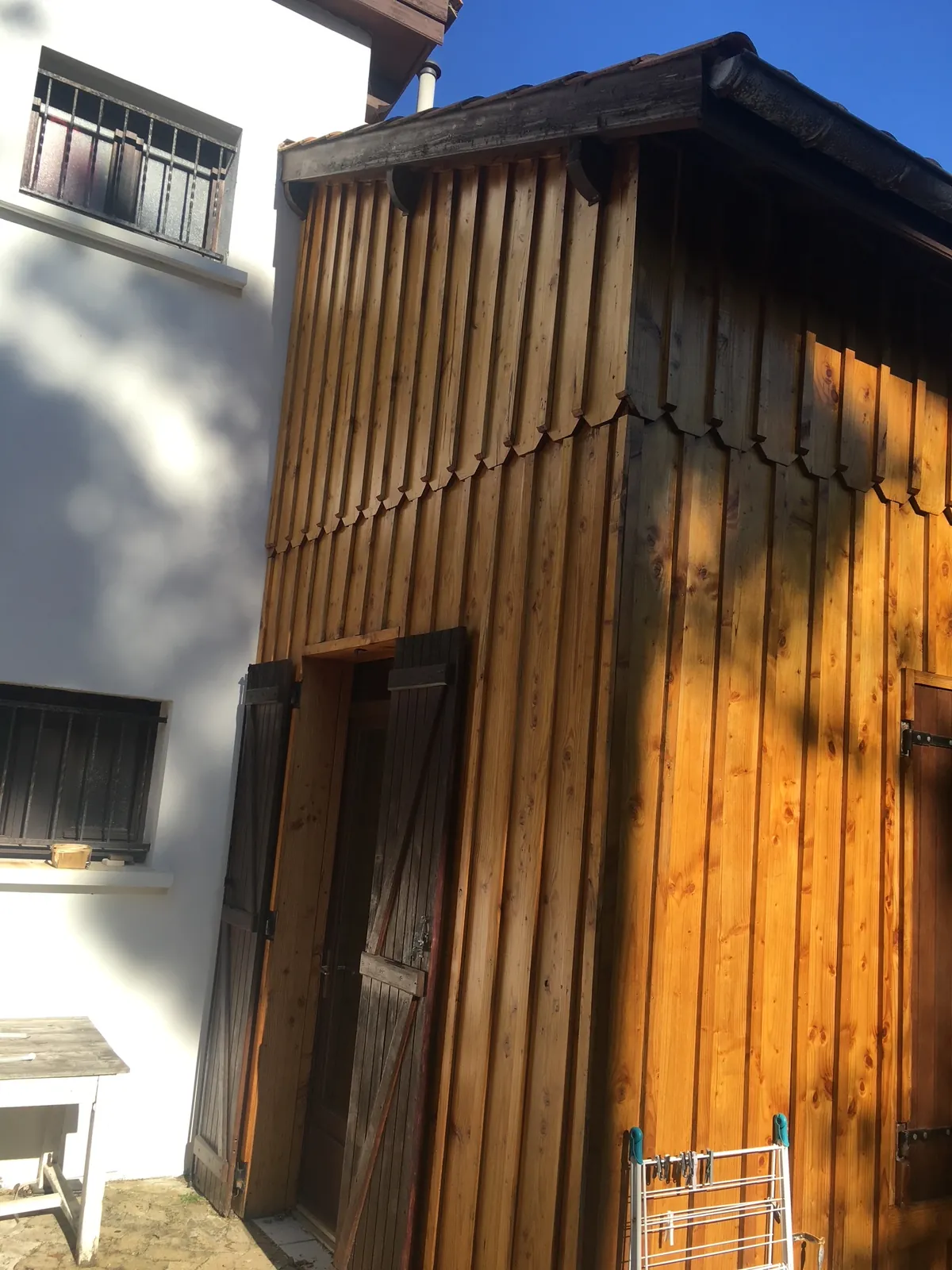 Pose de bardage et lasure : Lège-Cap-Ferret : pignon en bardage bois