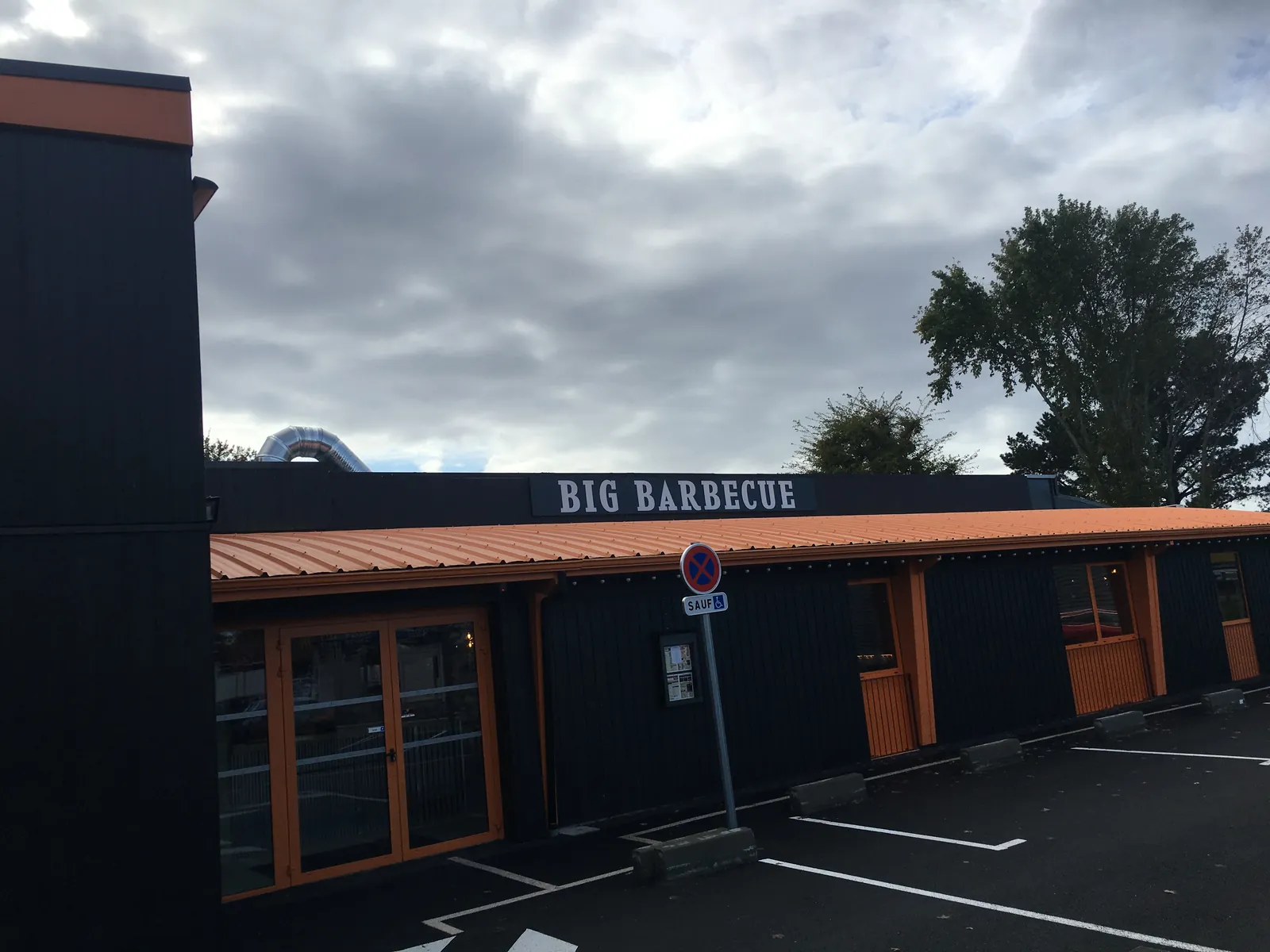 Restaurant à La Teste-de-Buch : bardage noir et finitions orange