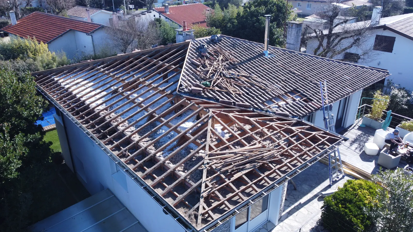 Nos chantiers de couverture : La même toiture vue du drone, pendant les travaux