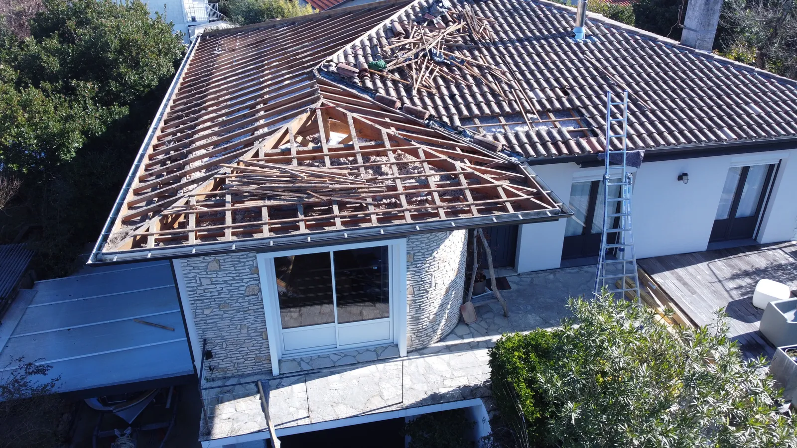 Réfection de toiture vue du drone, charpente à nu