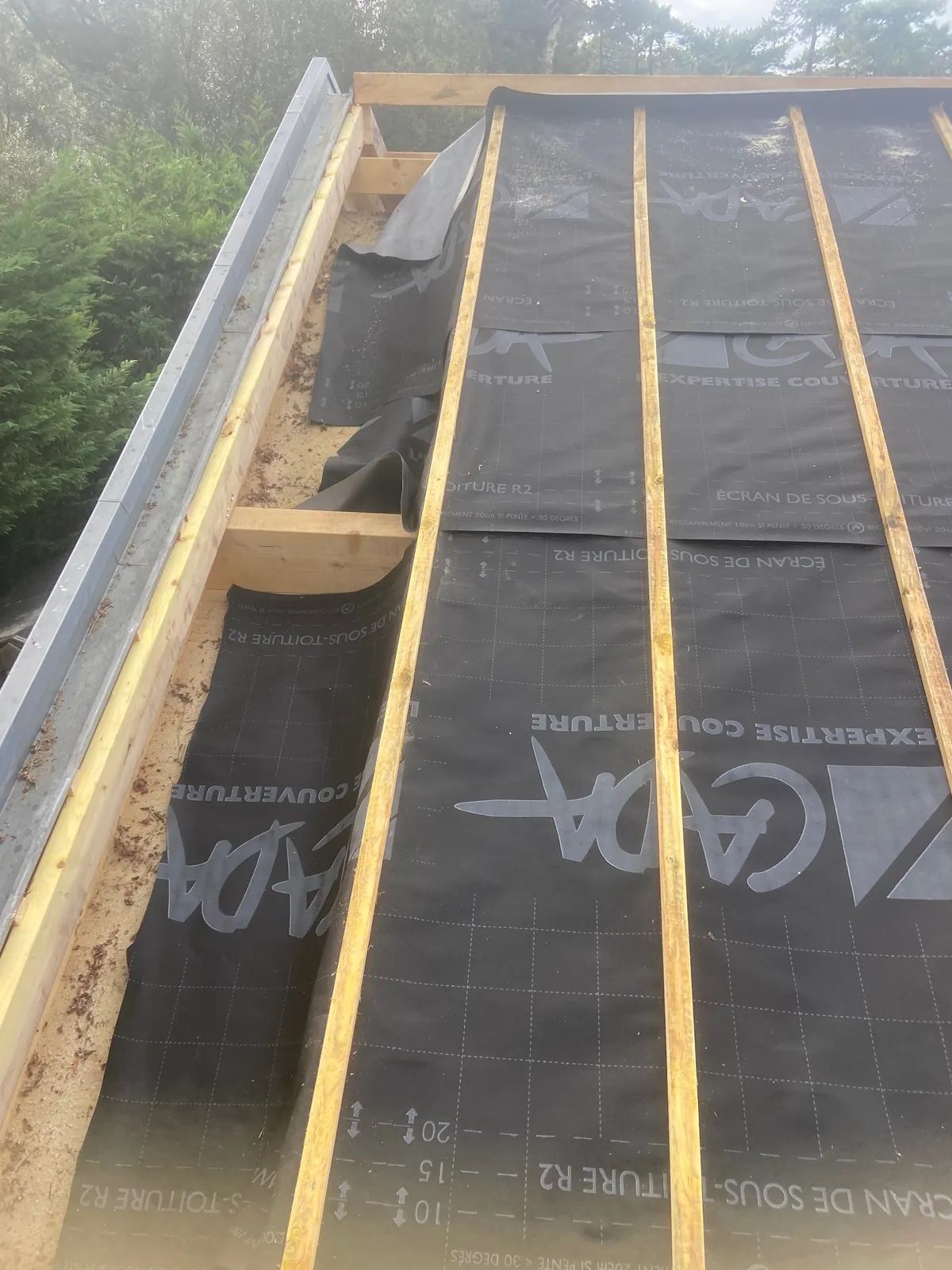 Nos chantiers de couverture : Écran sous-toiture et liteaux avant la couverture